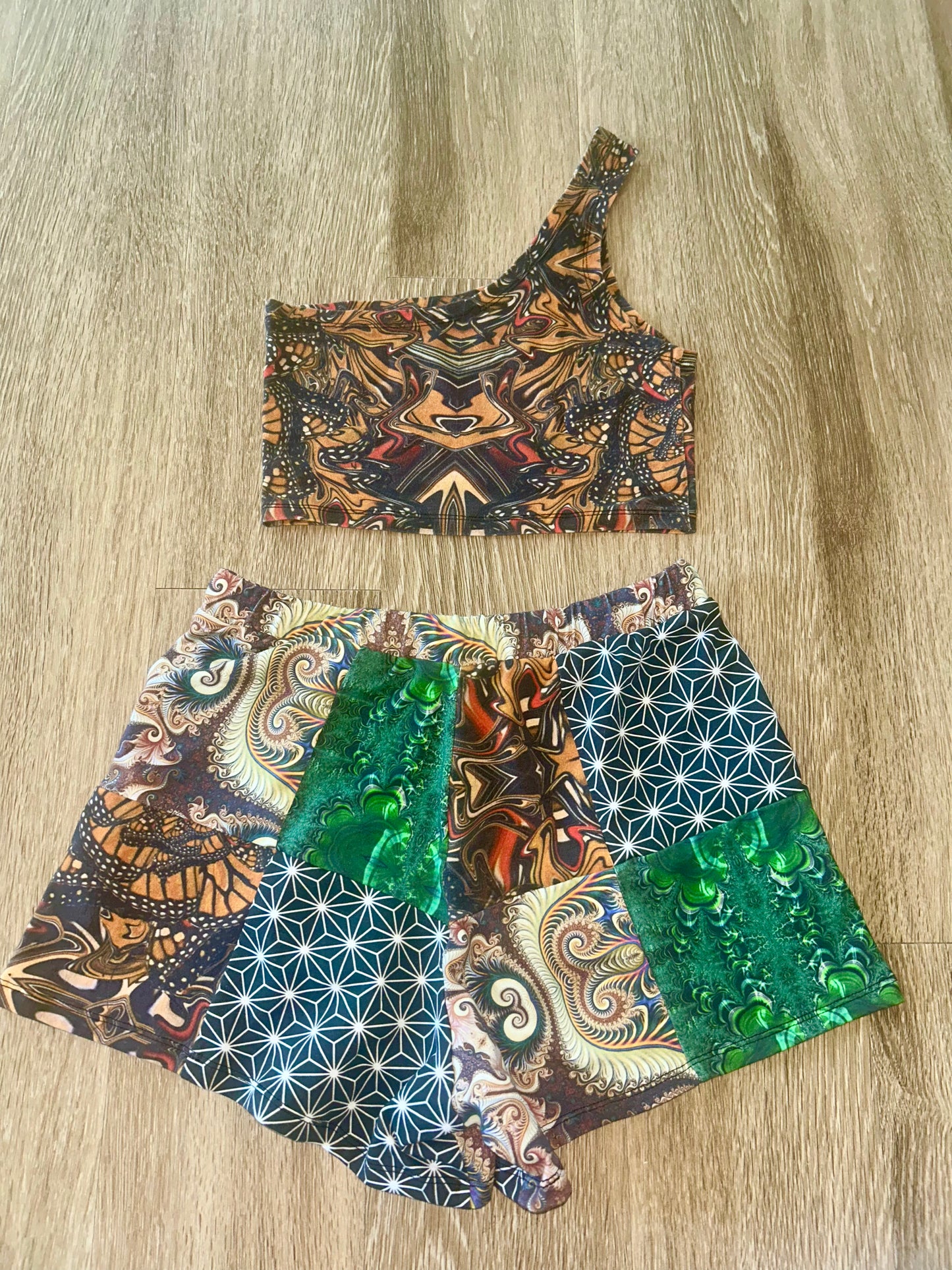 One-sleeved top/lounge shorts set (S)